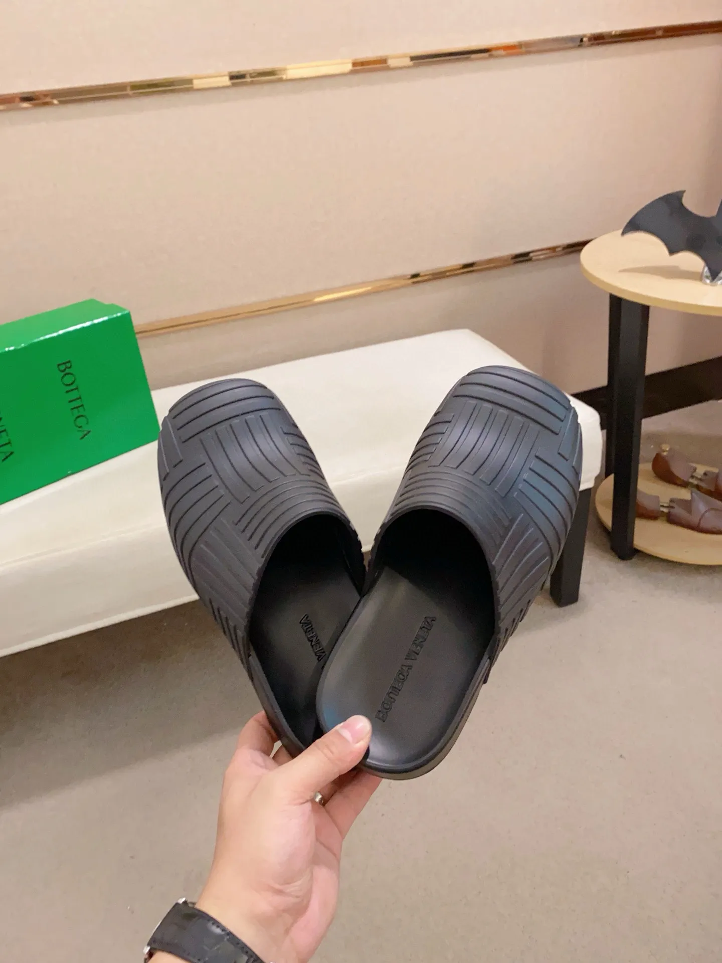 Men's shoes💰: 340💰Couple style👫【BV~Bottega Veneta】Trendy new slippers are on the market, the same style as the official website. Counter quality [strong][strong][strong] Selected rubber fabrics, high-end atmosphere, super cost-effective model. Original wear-resistant rubber outsole. Fine workmanship. The upper layer of materials is used. The quality is visible. Shoe size: Female 36-40. Male 38-46